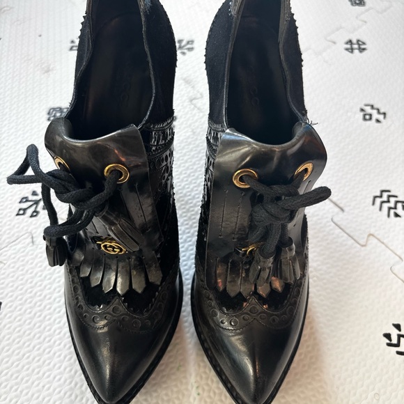 Gucci Black Leather Kiltie Brogue Ankle Boots with Gold Logo - Picture 2 of 12